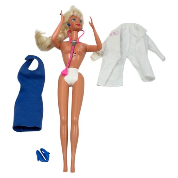 Doctor Barbie Mattel 1995 in Original Clothing with Working Stethescope Beats - Picture 2 of 8